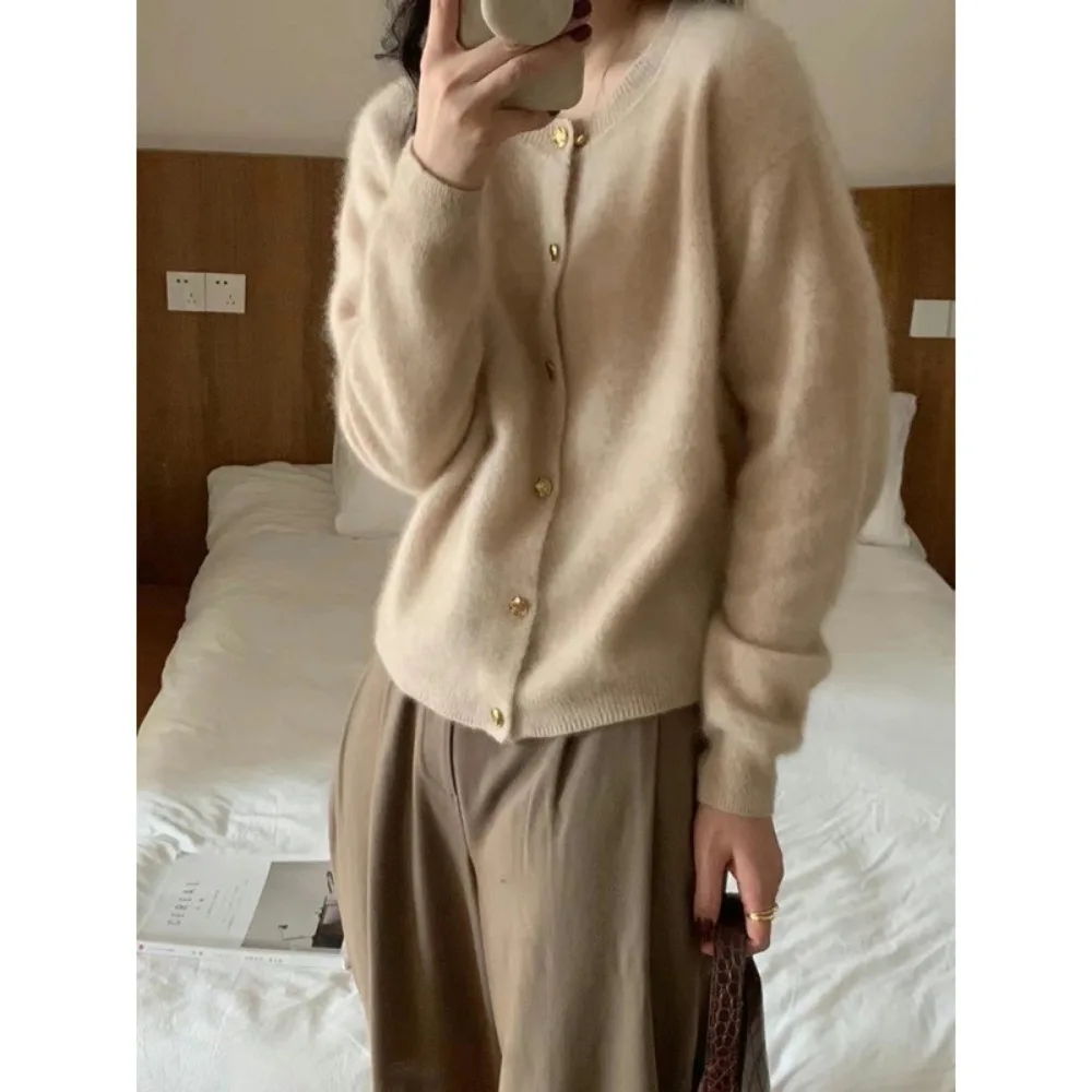 Knitted cardigan woman layered in early autumn with a high-end loose and languid bottom sweater jacket
Knitted cardigan woman layered in early autumn with a high-end loose and languid bottom sweater jacket