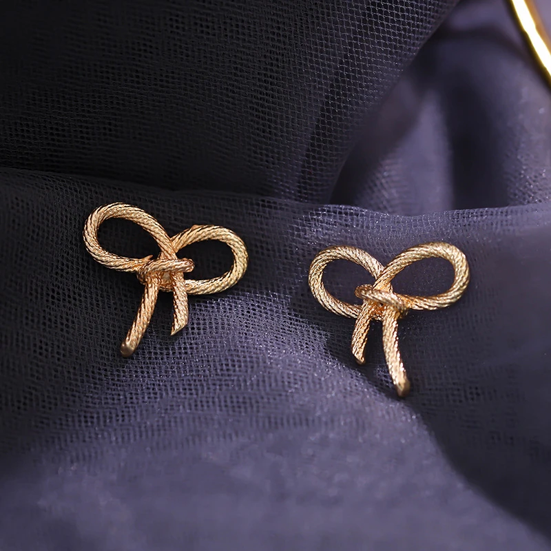 Gold Color Metal Bowknot Stud Earrings Folded Wrinkle Stripe Simple Design Sweet Girls Knotted Ear Accessories oorbellen
Gold Color Metal Bowknot Stud Earrings Folded Wrinkle Stripe Simple Design Sweet Girls Knotted Ear Accessories oorbellen
