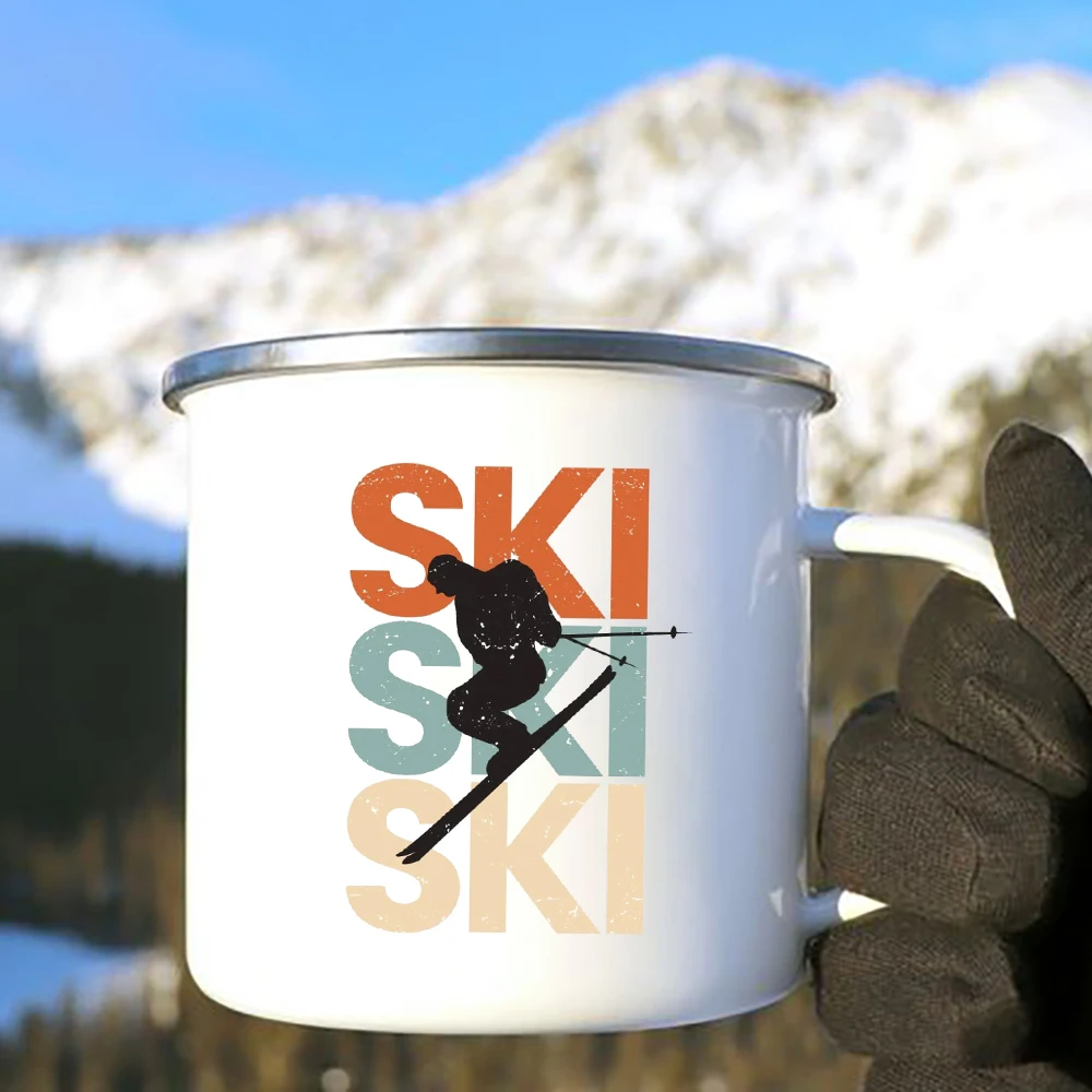 Handle Mug Love Skiing People Gift Creative Retro Ski Enamel Coffee Mugs Funny Skiing Heartbeat Print Beer Drink Juice Water Cup
Handle Mug Love Skiing People Gift Creative Retro Ski Enamel Coffee Mugs Funny Skiing Heartbeat Print Beer Drink Juice Water Cup