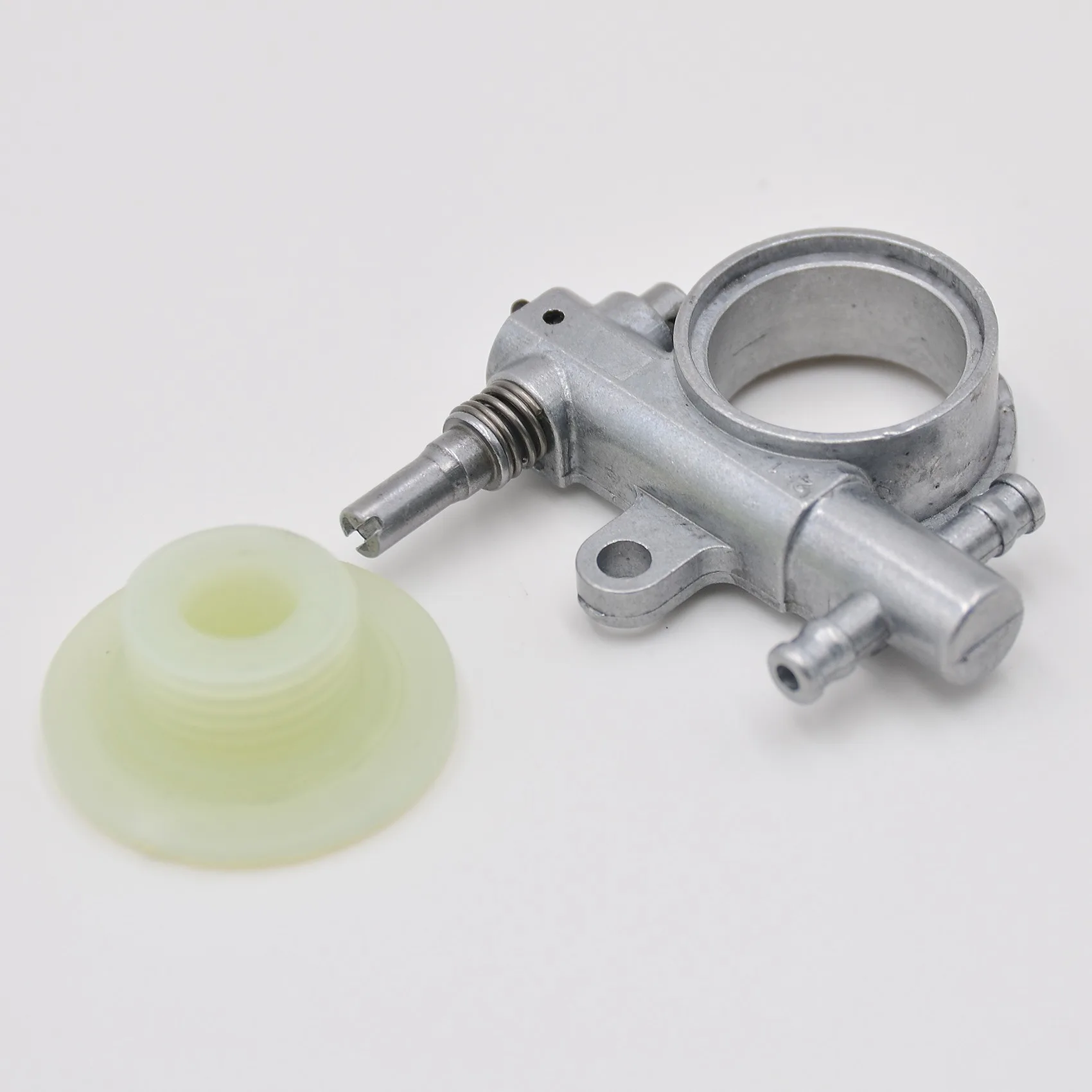 1Set 2500/3800 Chainsaw Spare Parts Chainsaw Oil Pump with Worm Drive Gear Fit for Chain Saw 25CC/38CC
1Set 2500/3800 Chainsaw Spare Parts Chainsaw Oil Pump with Worm Drive Gear Fit for Chain Saw 25CC/38CC