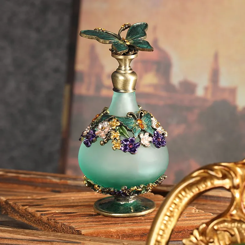 25ml Vintage Perfume Empty Glass Bottle Essential Oil Bottle Green Antique Butterfly Cover Metal Dropper Women Girl Gift
25ml Vintage Perfume Empty Glass Bottle Essential Oil Bottle Green Antique Butterfly Cover Metal Dropper Women Girl Gift