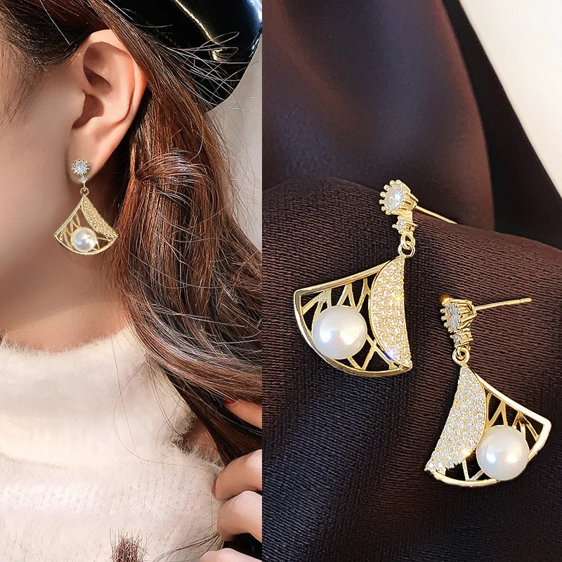 Exquisite Inlaid Zirconium Hollow Fan Earrings Electroplating Women's Prom Party Earrings Korean Jewelry
Exquisite Inlaid Zirconium Hollow Fan Earrings Electroplating Women's Prom Party Earrings Korean Jewelry