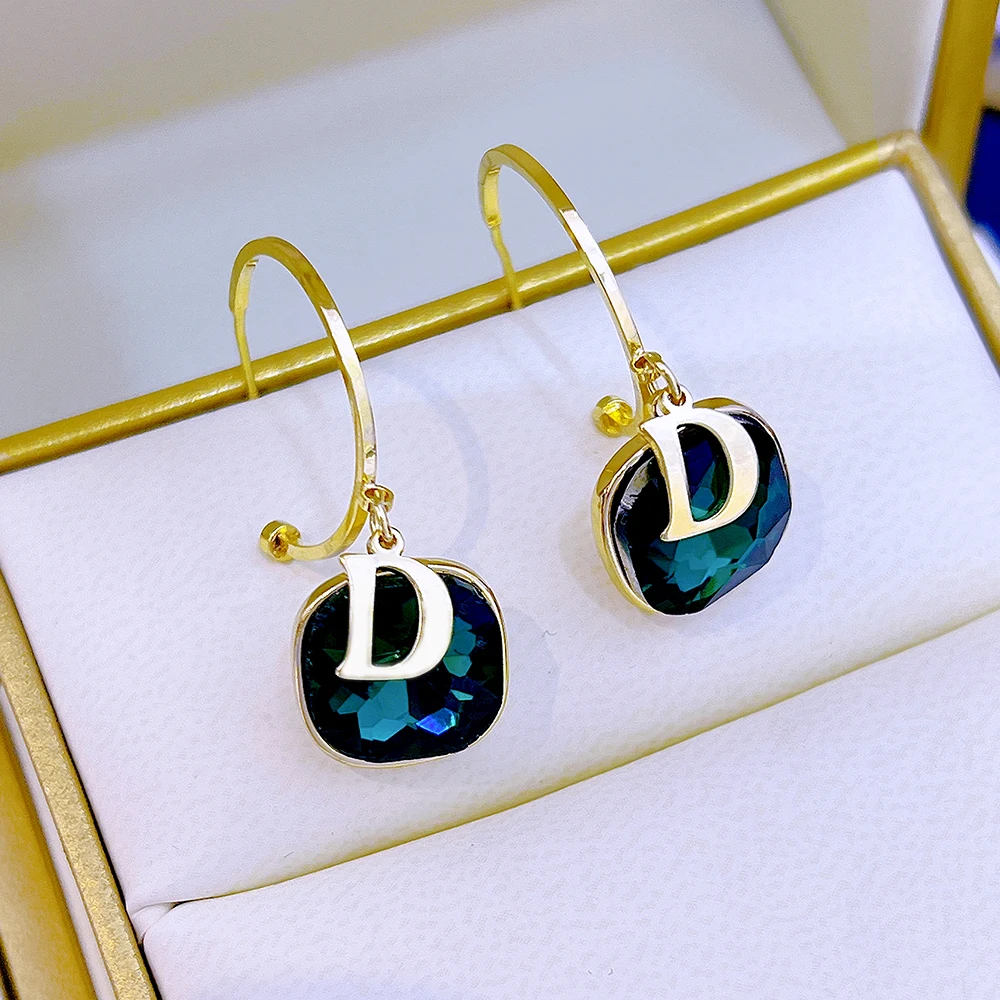 серьги fashion 925 Silver needle Retro Simplicity Light luxury charm letter D earring Niche brand women gift wholesale jewelry
серьги fashion 925 Silver needle Retro Simplicity Light luxury charm letter D earring Niche brand women gift wholesale jewelry