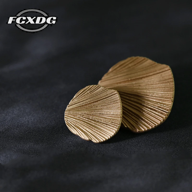 10pcs Fashion Shell Design Clothing Buttons 30mm Golden Buttons for Coats DIY Sewing Supplies Women's Clothes Decorative Buttons
10pcs Fashion Shell Design Clothing Buttons 30mm Golden Buttons for Coats DIY Sewing Supplies Women's Clothes Decorative Buttons