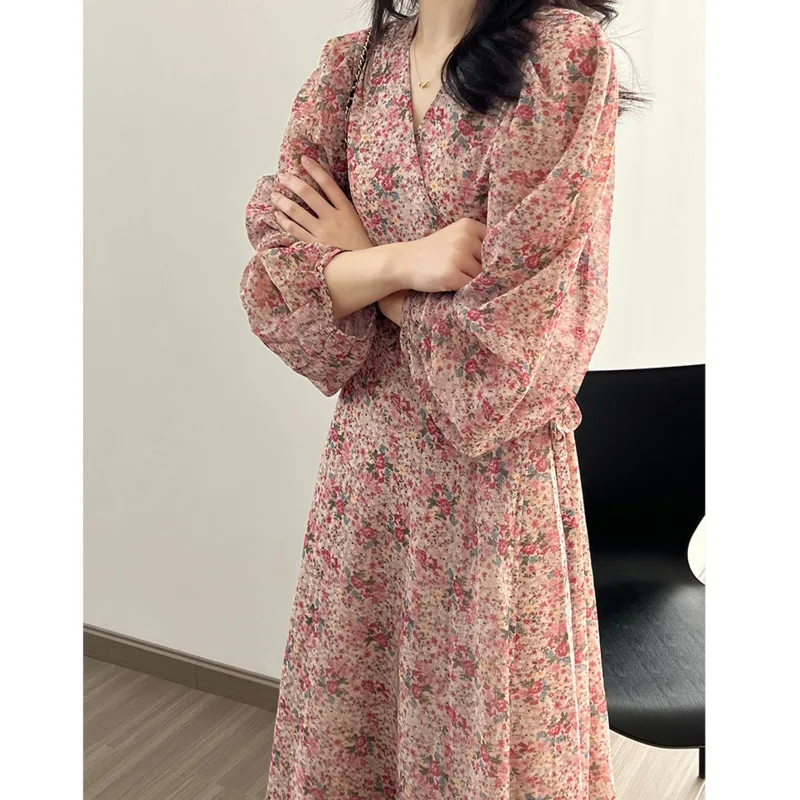 V-neck Floral Dress 2023 Spring Summer Pink Black Korean Style Bubble Sleeve Thin Waist Dress
V-neck Floral Dress 2023 Spring Summer Pink Black Korean Style Bubble Sleeve Thin Waist Dress