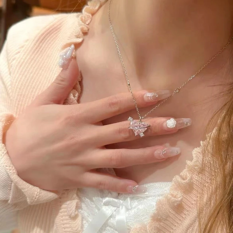 Love Planet Necklace Women Sweet Gentle Heart Pendent Necklace Sweet Pink Zircon Clavicle Sexy Chains Necklaces Jewelry for Gift
Love Planet Necklace Women Sweet Gentle Heart Pendent Necklace Sweet Pink Zircon Clavicle Sexy Chains Necklaces Jewelry for Gift