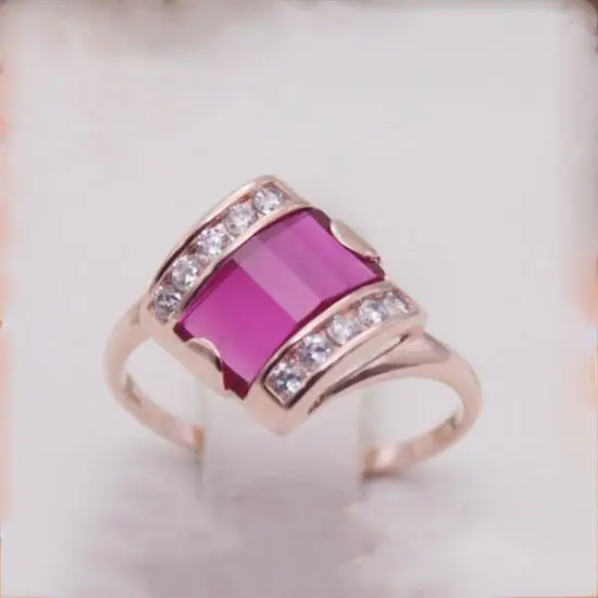 Женское кольцо из розового золота с инкрустацией фиолетового золота
Женское кольцо из розового золота с инкрустацией фиолетового золота