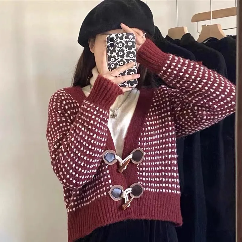 Женский короткий свитер на пуговицах, вязаный кардиган с коровьим Рогом, осень 2022
Женский короткий свитер на пуговицах, вязаный кардиган с коровьим Рогом, осень 2022