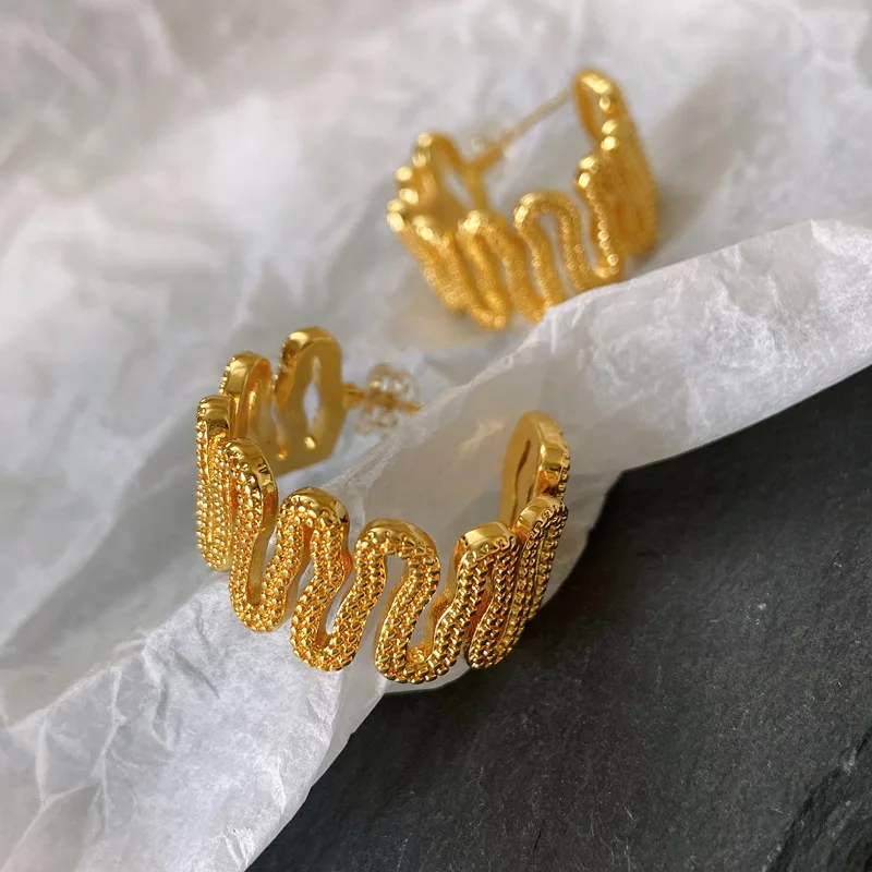 wide Personality fashionable wavy C-shaped ear rings ins niche metal stylish golden classic eardrop winter jewelry
wide Personality fashionable wavy C-shaped ear rings ins niche metal stylish golden classic eardrop winter jewelry