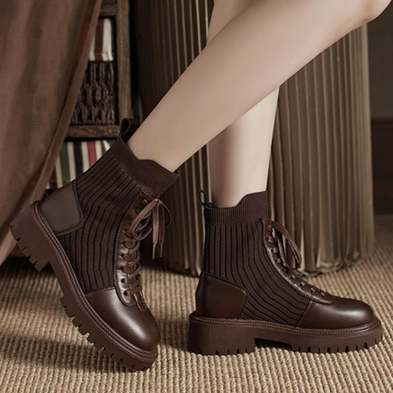 Женские ботильоны на платформе, мотоциклетные ботинки на толстом каблуке, без застежки, с круглым носком, модные ботинки мартинсы, весна 2022
Женские ботильоны на платформе, мотоциклетные ботинки на толстом каблуке, без застежки, с круглым носком, модные ботинки мартинсы, весна 2022