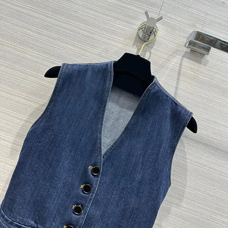 Женская одежда милая крутая и красивая джинсовая жилетка с V-образным вырезом в стиле конного спорта 
Женская одежда милая крутая и красивая джинсовая жилетка с V-образным вырезом в стиле конного спорта