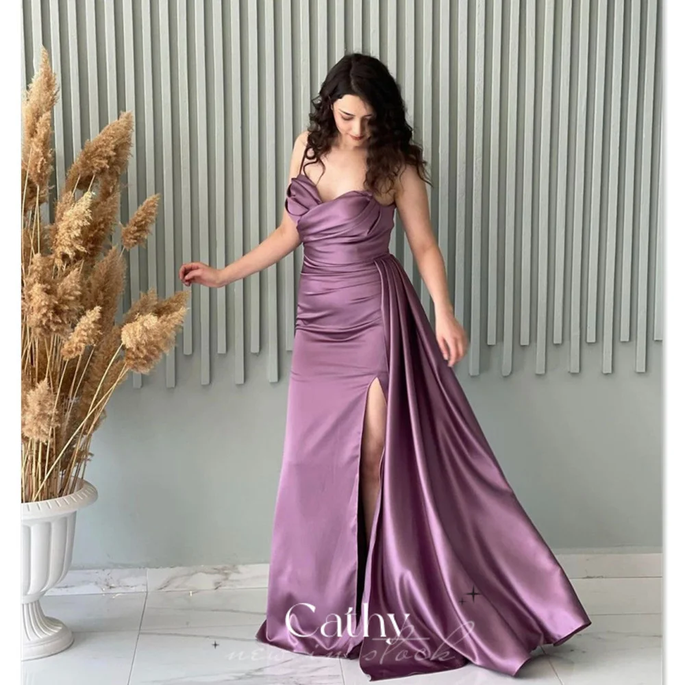 Женское атласное вечернее платье с юбкой-годе
Женское атласное вечернее платье с юбкой-годе