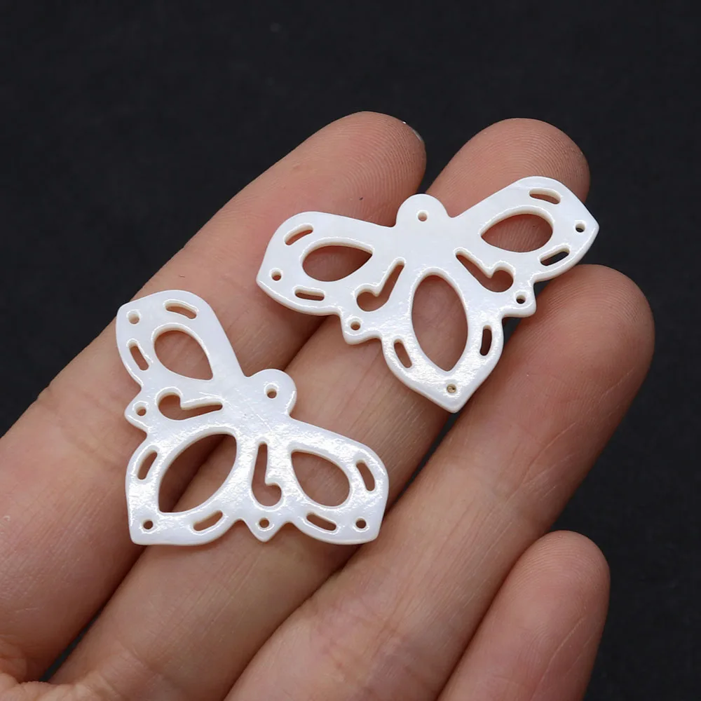 2pcs/pack 22x35mm Natural Freshwater Shell Carved Pendant Charms Leaf Shaped 6 Holes DIY for Making Necklace Bracelet Earrings
2pcs/pack 22x35mm Natural Freshwater Shell Carved Pendant Charms Leaf Shaped 6 Holes DIY for Making Necklace Bracelet Earrings