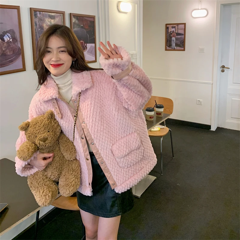 Casual Thick Warm Winter Coat For Women Oversized Fashion Fur Integrated Corrugated Lamb Wool Padded Coat Loose Thickened Jacket
Casual Thick Warm Winter Coat For Women Oversized Fashion Fur Integrated Corrugated Lamb Wool Padded Coat Loose Thickened Jacket