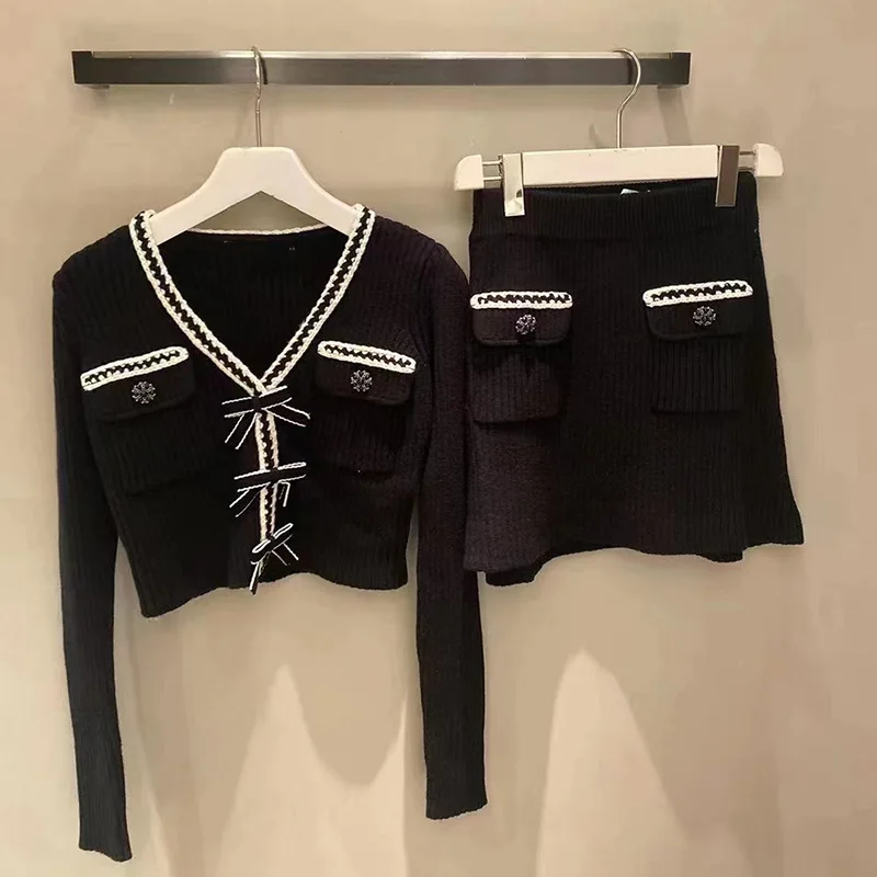 Elegant Lady Knitted Black Skirts Set Vintage Contrast Edge V-neck Long Sleeve Cardigan Spring 2023 High Waist Tweed Skirt Suit
Elegant Lady Knitted Black Skirts Set Vintage Contrast Edge V-neck Long Sleeve Cardigan Spring 2023 High Waist Tweed Skirt Suit