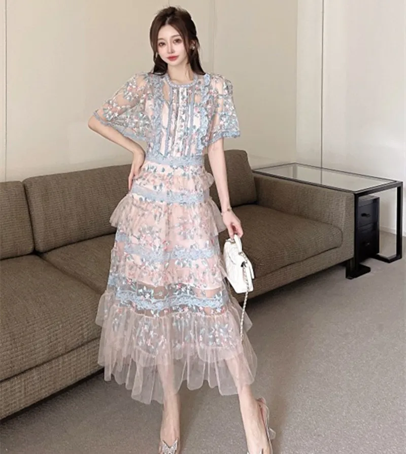Luxury Designer Summer Mesh Long Dress 2022 New Women O Neck Vintage Flower Embroidery Patchwork Cake Dress Vestidos
Luxury Designer Summer Mesh Long Dress 2022 New Women O Neck Vintage Flower Embroidery Patchwork Cake Dress Vestidos