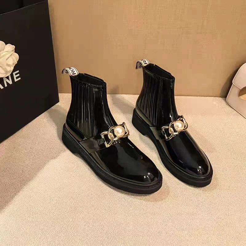 Fashion Women's Ankle Boots Chain Pearl Solid Color Leather Pleated Sewing Ladies Shoes 2023 Autumn New Casual Trend Short Boots
Fashion Women's Ankle Boots Chain Pearl Solid Color Leather Pleated Sewing Ladies Shoes 2023 Autumn New Casual Trend Short Boots
