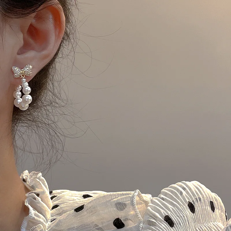Baroque Hoop Earrings Bow Pearl Pendant Vintage Aesthetic Jewelry Modern Women's Earrings 2022 New In Fashion Accessories
Baroque Hoop Earrings Bow Pearl Pendant Vintage Aesthetic Jewelry Modern Women's Earrings 2022 New In Fashion Accessories