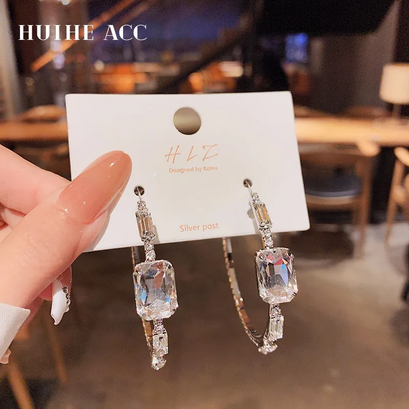 Silver Needle Transparent Texture Full Diamond Earrings French Fashion Design Personalized Versatile Temperament
Silver Needle Transparent Texture Full Diamond Earrings French Fashion Design Personalized Versatile Temperament