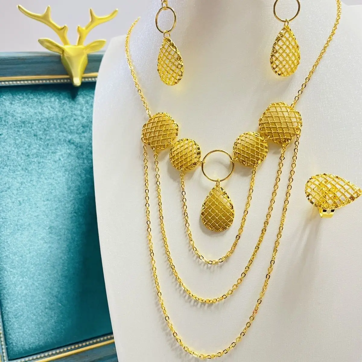 Женское колье, серьги, кольцо DD10033
Женское колье, серьги, кольцо DD10033