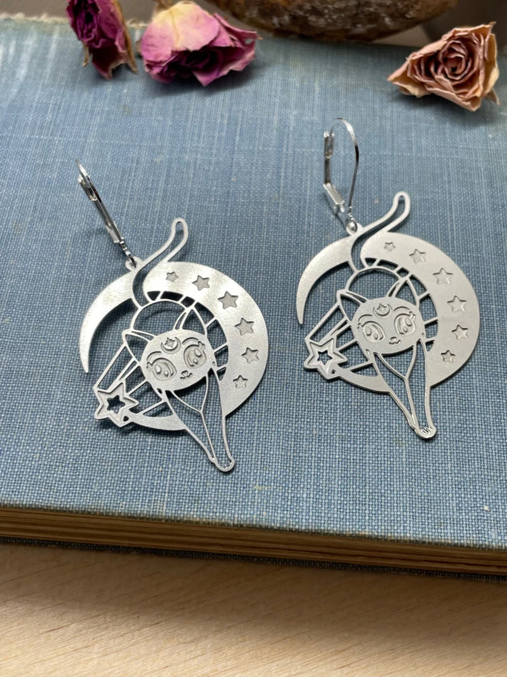 Cute Moon Cat Earrings Luna and Artemis Anime Inspired Drop Earrings Kawaii Animal Jewelry for Women Girl Gift
Cute Moon Cat Earrings Luna and Artemis Anime Inspired Drop Earrings Kawaii Animal Jewelry for Women Girl Gift