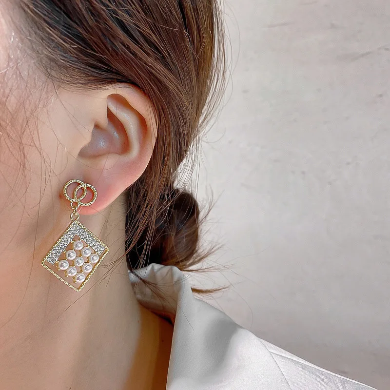 Geometric Square Pearl Crystal Pendant Earrings Retro Temperament Earrings for Women Earrings Simple Crossed Loop Stud Earrings
Geometric Square Pearl Crystal Pendant Earrings Retro Temperament Earrings for Women Earrings Simple Crossed Loop Stud Earrings