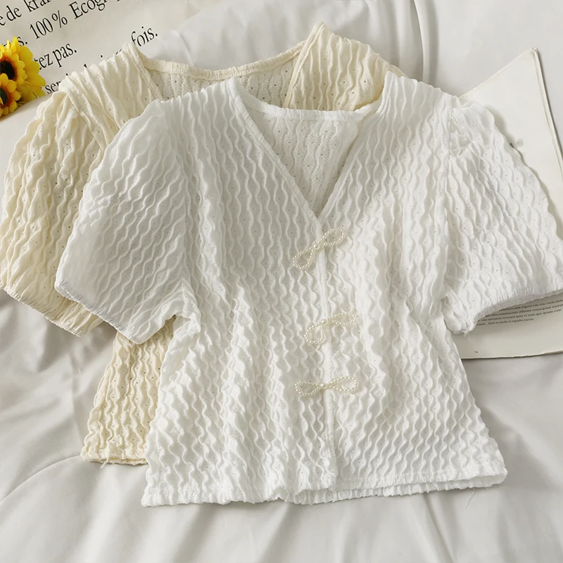 2022 new Tees Plain Blouse For Women Summer Women Chiffon Blouses Female Chinese Knot Tees V-Neck Pleated Blouse Solid Crop
2022 new Tees Plain Blouse For Women Summer Women Chiffon Blouses Female Chinese Knot Tees V-Neck Pleated Blouse Solid Crop