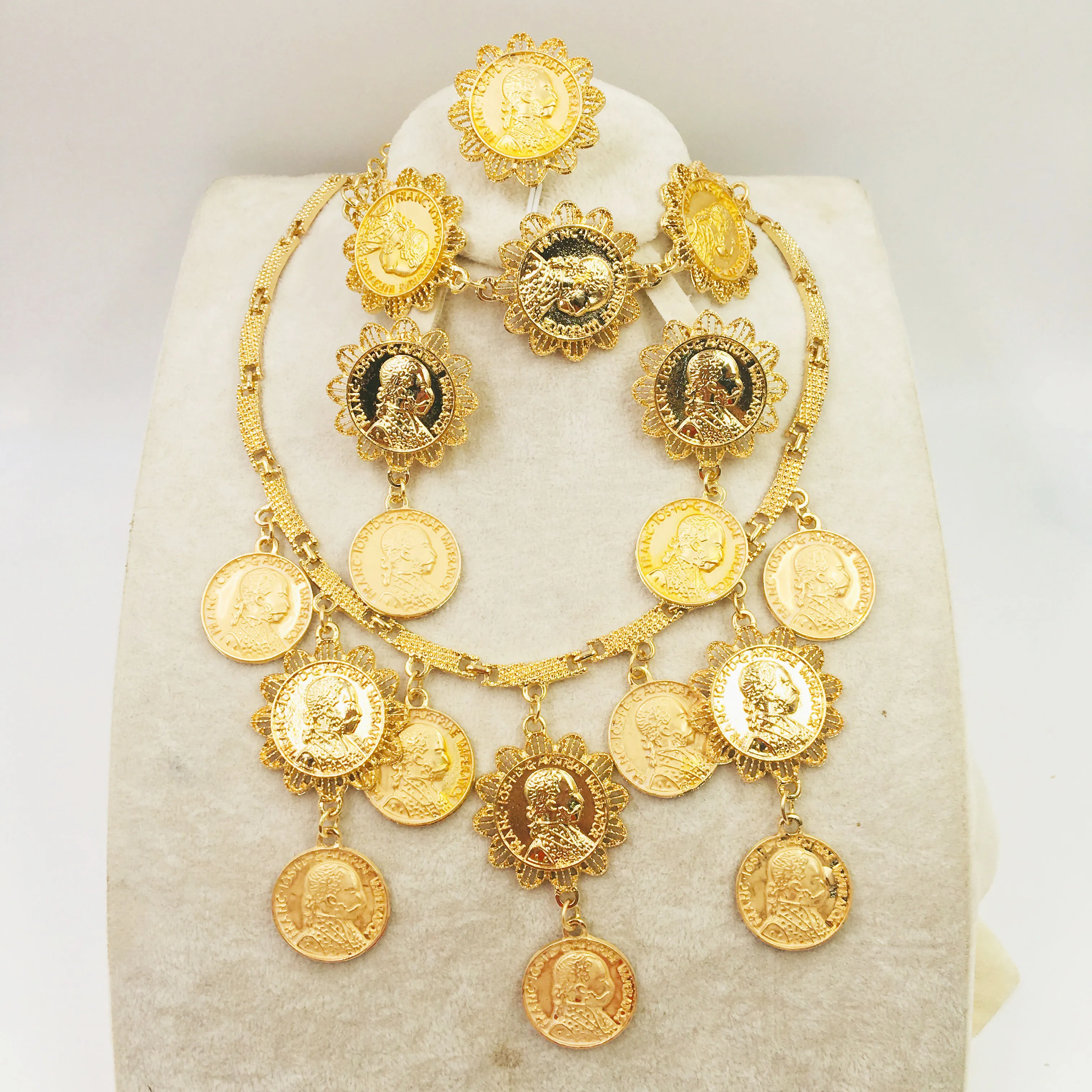 Модный Ювелирный Набор, нигерийский Дубай, золотые ювелирные изделия, Африканский бисер, свадебный ювелирный набор, Африканский бисер, ювел...
Модный Ювелирный Набор, нигерийский Дубай, золотые ювелирные изделия, Африканский бисер, свадебный ювелирный набор, Африканский бисер, ювел...