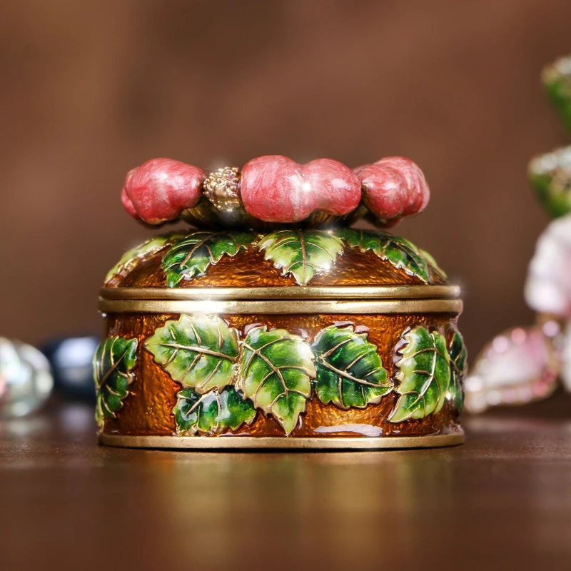 Металлическая шкатулка для мелочей
Металлическая шкатулка для мелочей