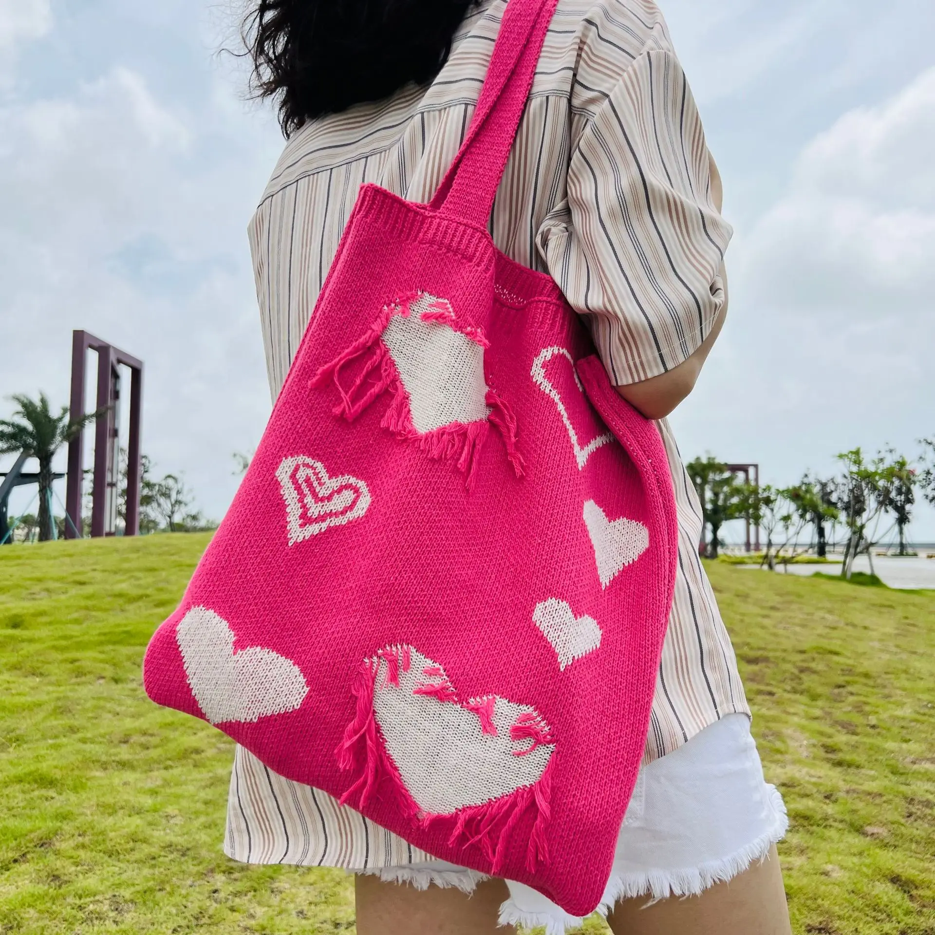 Design Love Women Handbag 2023 New Single Shoulder Bag Knitted Women Bag High Quality Underarm Bag
Design Love Women Handbag 2023 New Single Shoulder Bag Knitted Women Bag High Quality Underarm Bag