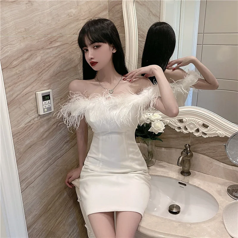 Женское Короткое мини-платье, летнее Белое Облегающее платье с открытыми плечами и меховыми перьями