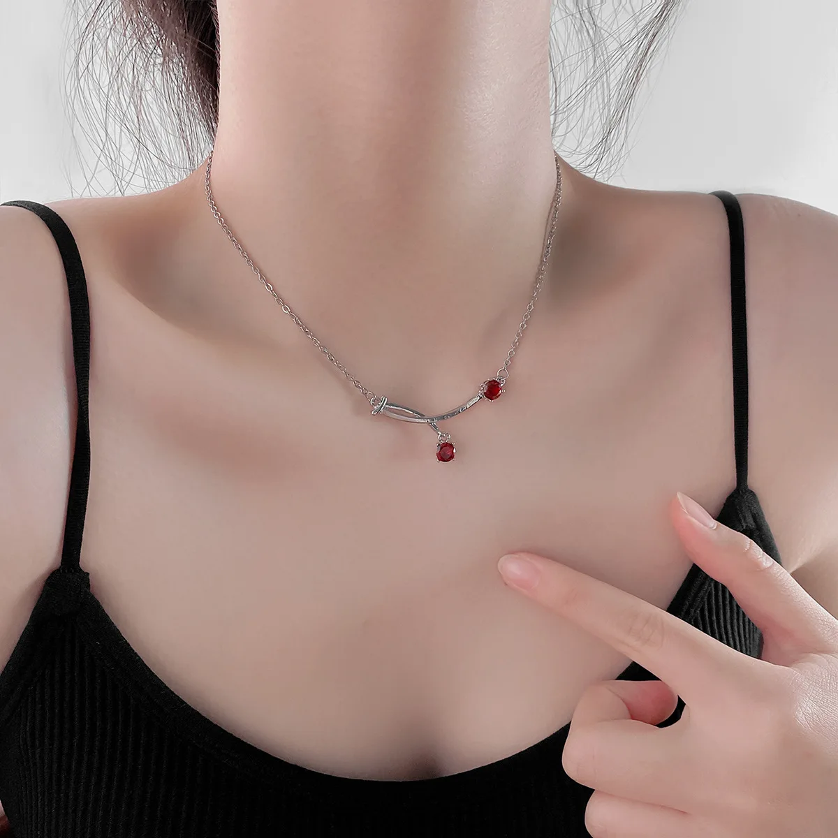 Korean Version of the Niche Design Sense of Cherry Collarbone Chain Women's Trend Simple Light Luxury Necklace Women's Vitality
Korean Version of the Niche Design Sense of Cherry Collarbone Chain Women's Trend Simple Light Luxury Necklace Women's Vitality