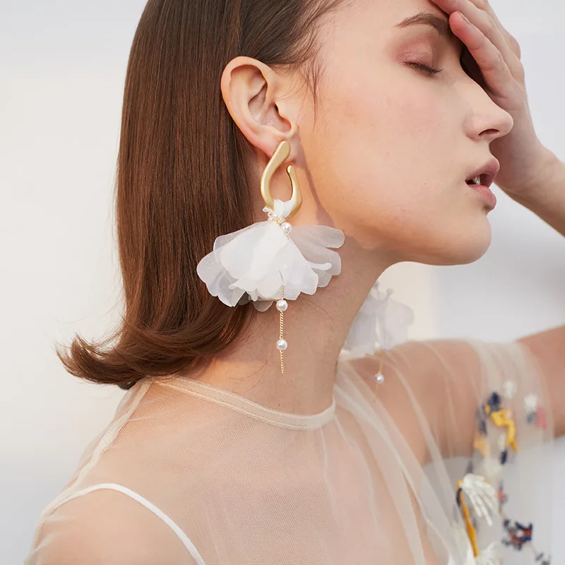 Net red long temperament white petal earrings female personality 100 tassels artificial pearl stud earrings female
Net red long temperament white petal earrings female personality 100 tassels artificial pearl stud earrings female