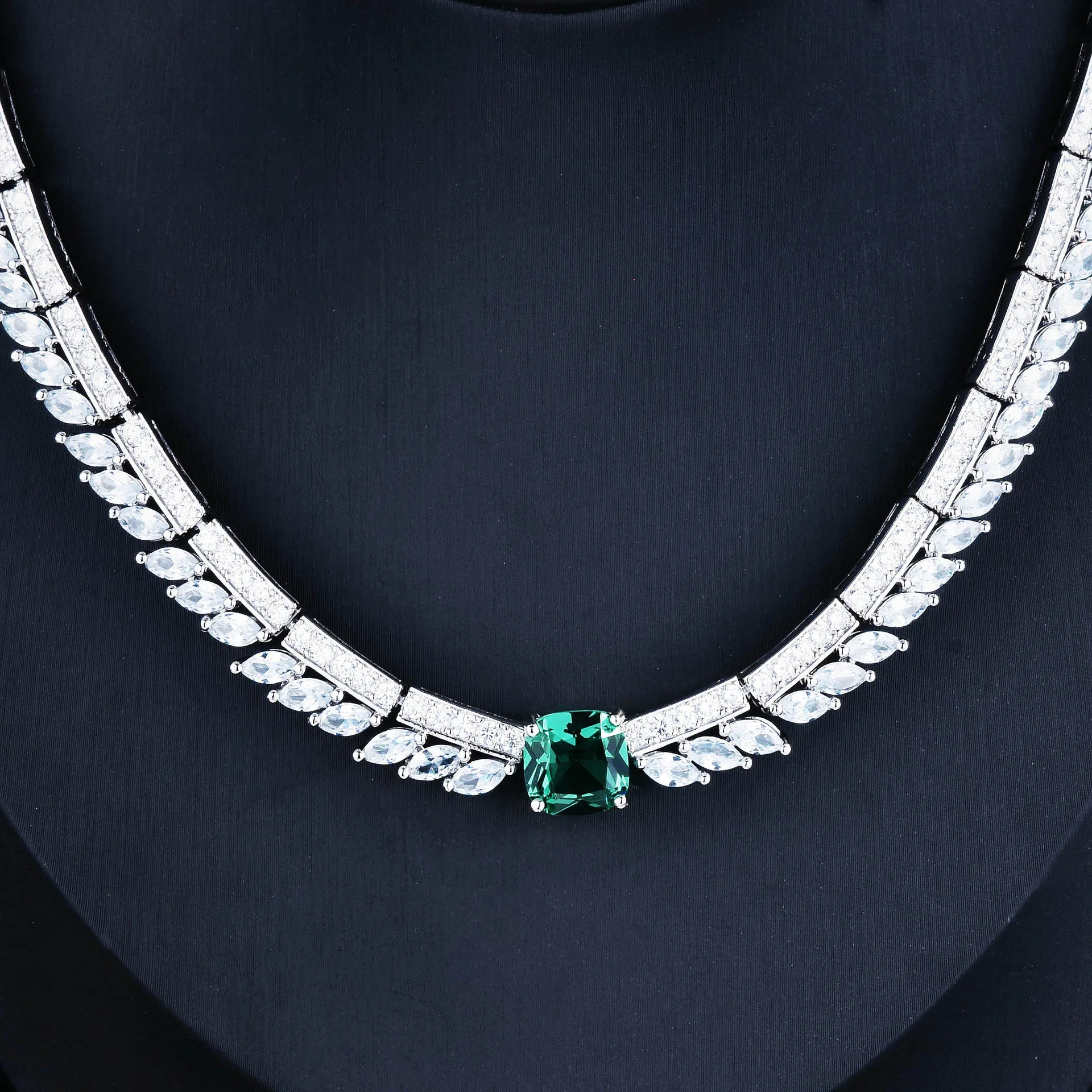 

Luxury Imitated Emerald Square Diamond Necklace French Design Choker Necklace Clavicle Chain Fashion Bride Wedding Women Jewelry