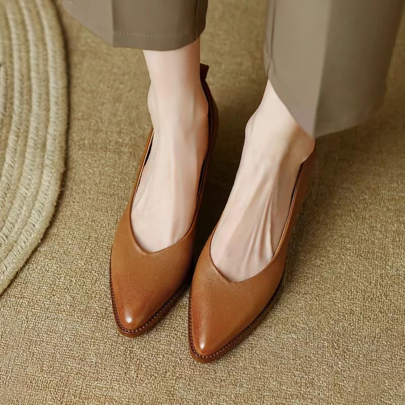 Женские туфли-лодочки с острым носком, классические туфли на среднем каблуке, коричневые винтажные дизайнерские туфли, новинка 2023
Женские туфли-лодочки с острым носком, классические туфли на среднем каблуке, коричневые винтажные дизайнерские туфли, новинка 2023