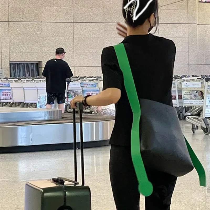 2022 New Fashion Concise Stitching Color Wide Straps All-match Bucket Bag Shoulder Bag Office Daily Black Green
2022 New Fashion Concise Stitching Color Wide Straps All-match Bucket Bag Shoulder Bag Office Daily Black Green