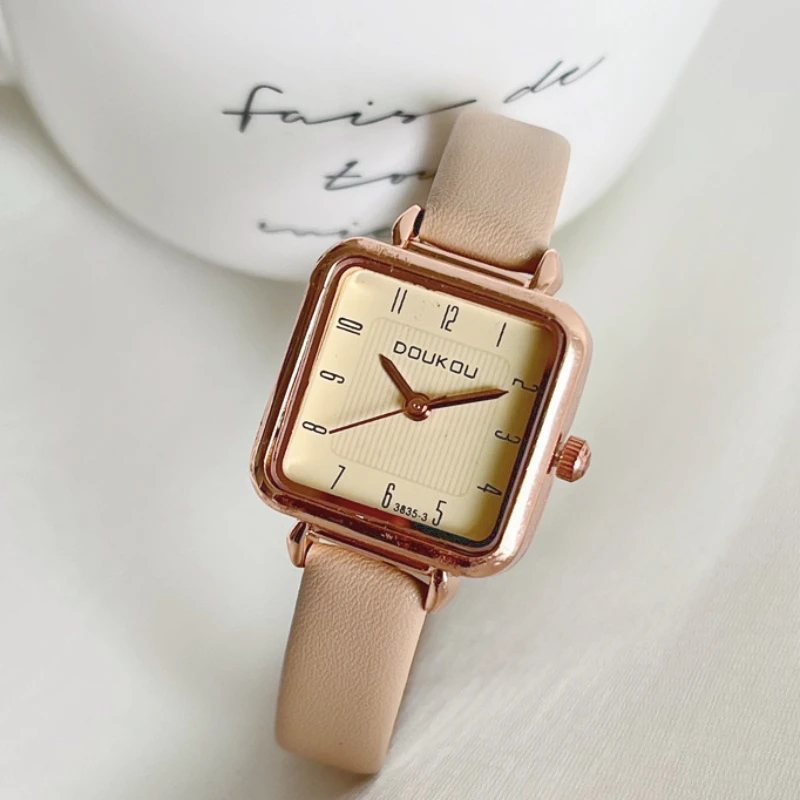 

Роскошные женские часы в стиле ретро маленькие квадратные простые темпераментные изысканные наручные часы с маленьким циферблатом часы с кожаным ремешком подарок оптовая продажа