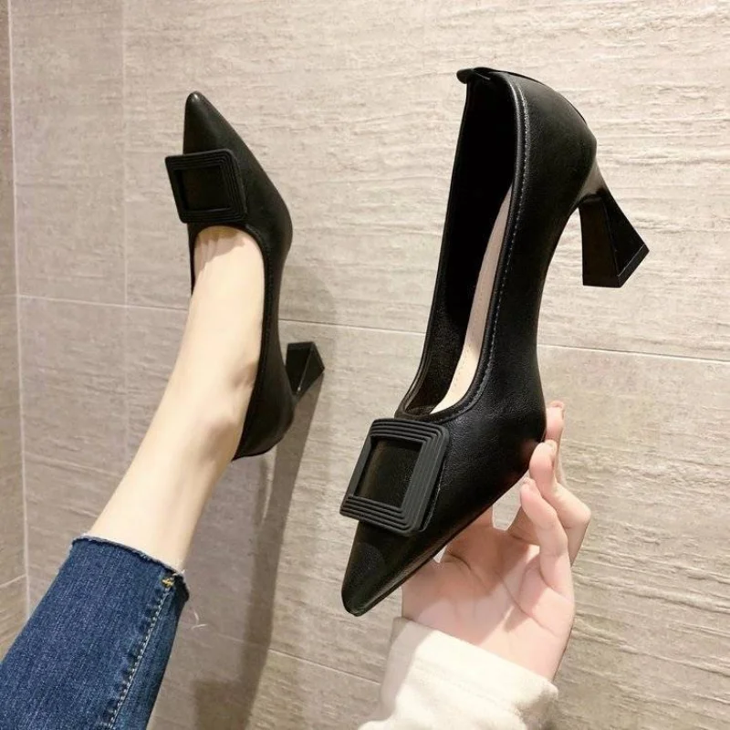 Ladies Summer Footwear Pointed Toe Shoes for Women 2023 Pumps Black Square Heels High Office on Heeled Fashion Elegant Dress Y2k
Ladies Summer Footwear Pointed Toe Shoes for Women 2023 Pumps Black Square Heels High Office on Heeled Fashion Elegant Dress Y2k