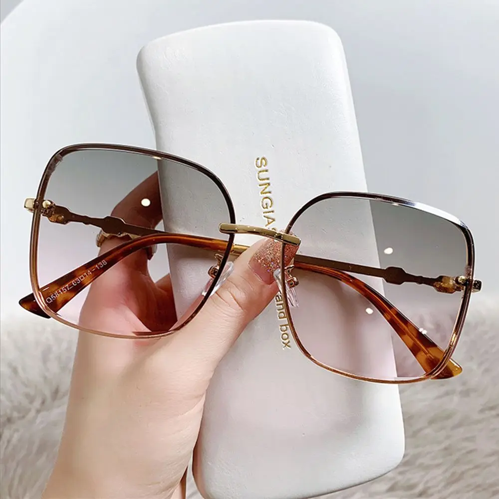 2022 Fashion Designer Square Sunglasses Woman Retro Vintage Gradient Sun Glasses Female Clear Lens Black White Oculos De Sol
2022 Fashion Designer Square Sunglasses Woman Retro Vintage Gradient Sun Glasses Female Clear Lens Black White Oculos De Sol