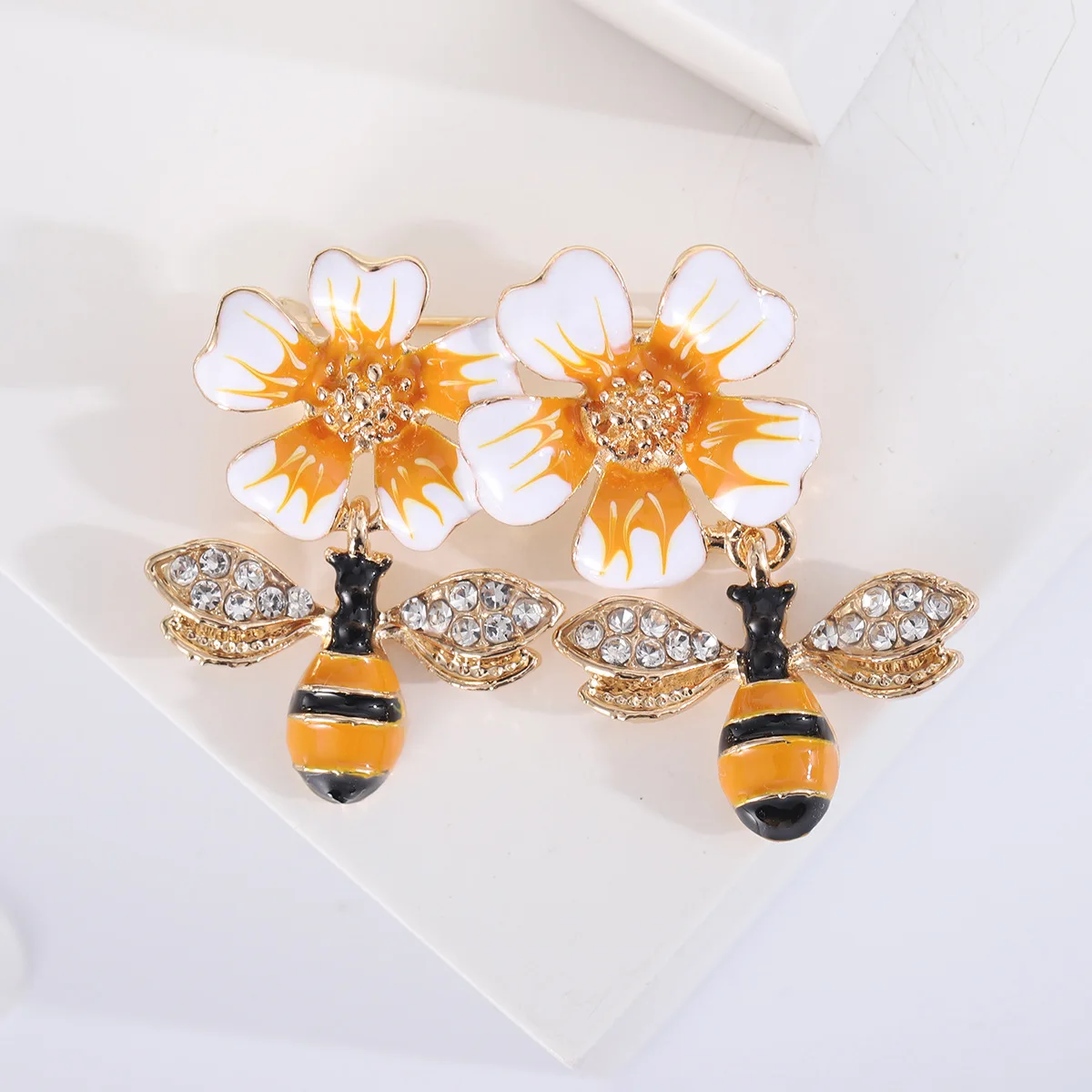 

Сплав горный хрусталь пчелиные броши для женщин юниex эмаль цветок насекомых животных брошь булавки вечеринки ювелирные подарки