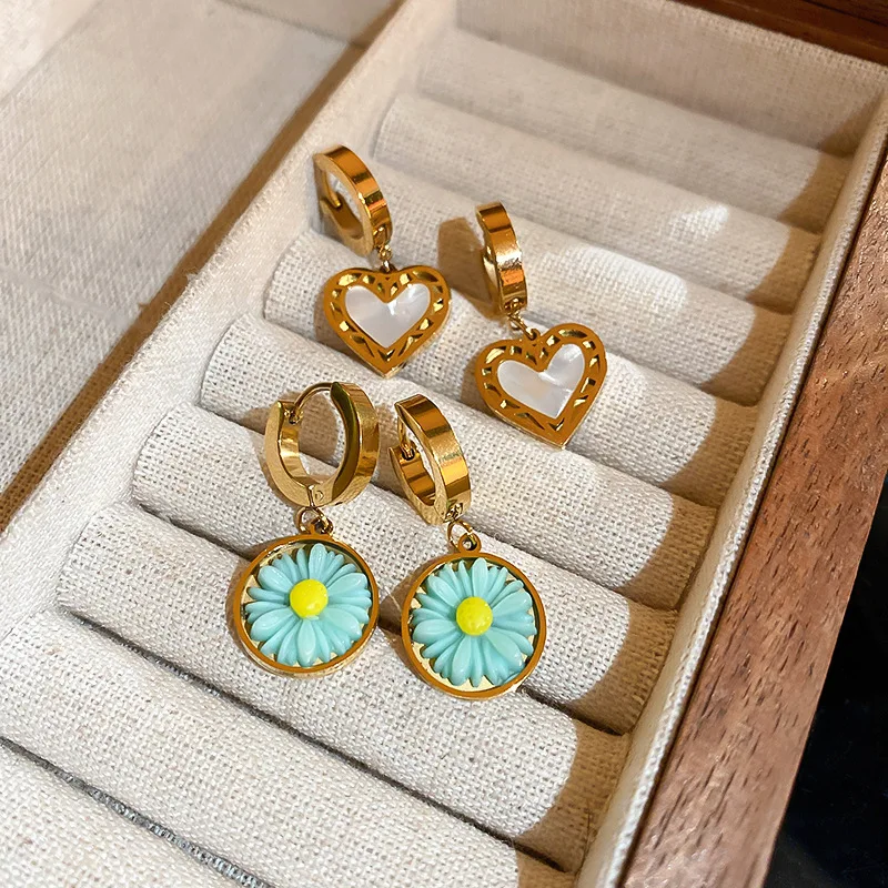 Minar Hot Sale 2 Designs White Shell Blue Acrylic Flower Huggie Earring for Women 18K Gold Plated Titanium Steel Hoop Earrings
Minar Hot Sale 2 Designs White Shell Blue Acrylic Flower Huggie Earring for Women 18K Gold Plated Titanium Steel Hoop Earrings