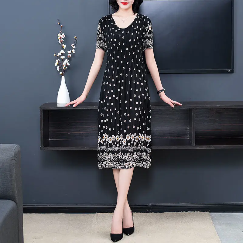 Belly-covering dress women 2022 spring and summer new temperament pleated loose and thin o neck short sleeve mid-length skirt
Belly-covering dress women 2022 spring and summer new temperament pleated loose and thin o neck short sleeve mid-length skirt
