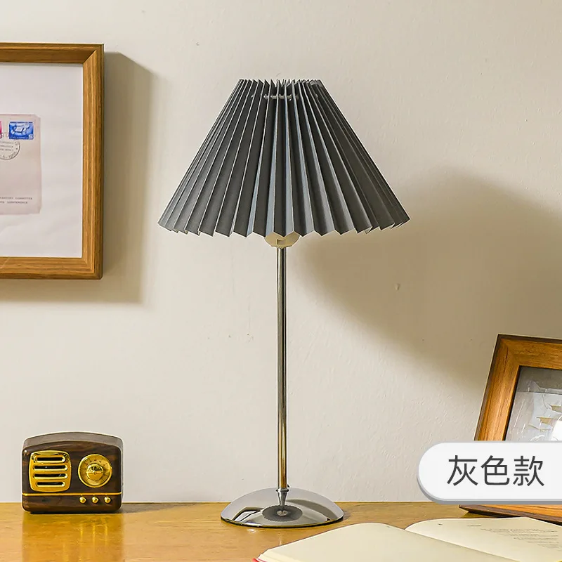 LED Nordic desktop pleated table lamp fabric atmosphere lamp ins bedroom bedside lamp atmosphere lamp decorative reading light
LED Nordic desktop pleated table lamp fabric atmosphere lamp ins bedroom bedside lamp atmosphere lamp decorative reading light
