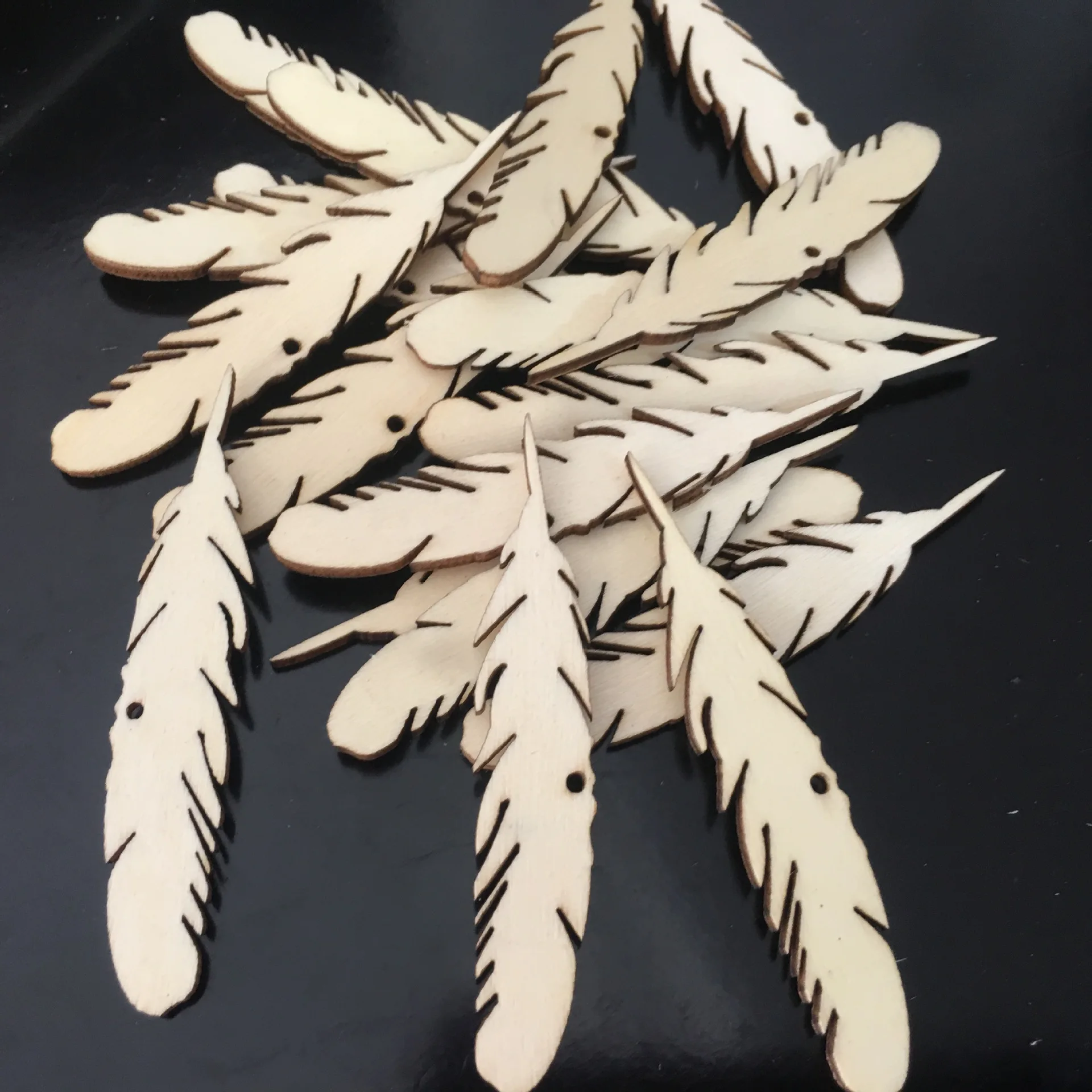 50pcs Natural Wooden Feather With Hole Rustic Favor Home Decoration Hanging Ornament Accessory Painting Scrapbooking Craft
50pcs Natural Wooden Feather With Hole Rustic Favor Home Decoration Hanging Ornament Accessory Painting Scrapbooking Craft