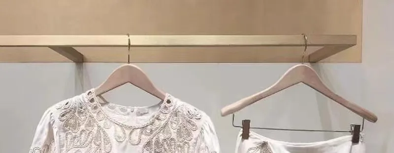 Женский комплект из топа с рукавами-фонариками и юбки 
Женский комплект из топа с рукавами-фонариками и юбки