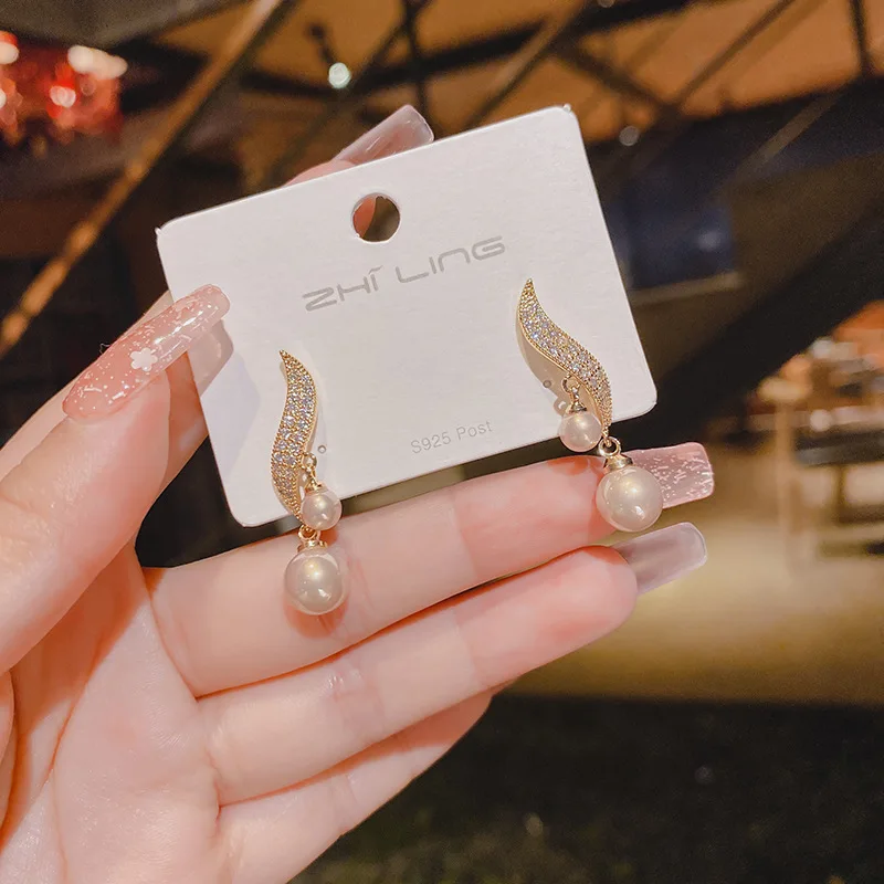 Elegance Pearl Inlaid Brick Pendant Earrings For Women Simple Versatile 2022 Temperament Personality Korean Fashion Jewelry Gift
Elegance Pearl Inlaid Brick Pendant Earrings For Women Simple Versatile 2022 Temperament Personality Korean Fashion Jewelry Gift