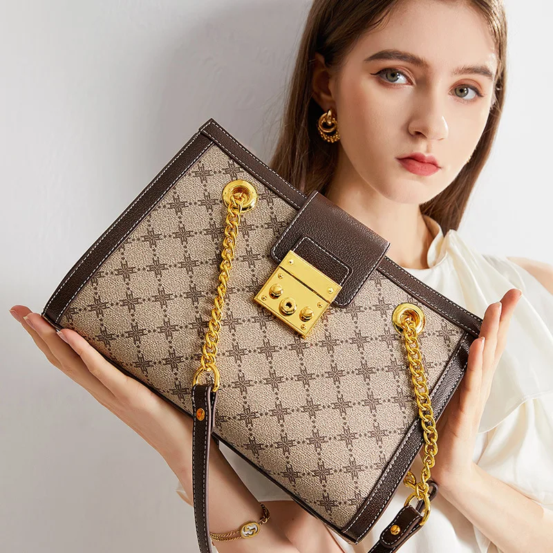 Luxury Designer Handbag2023 high-Capacity Fashion Chain Texture Underarm Bag Tidal Print Lock Buckle Crossbody Bags for Women
Luxury Designer Handbag2023 high-Capacity Fashion Chain Texture Underarm Bag Tidal Print Lock Buckle Crossbody Bags for Women