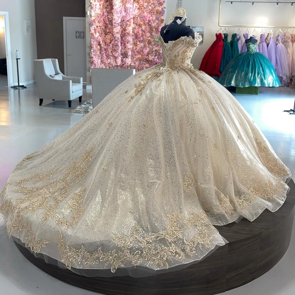 Блестящее бальное платье с золотистым орнаментом, бальное платье Quinceanera 2022, выпускные платья, Мексиканский с открытыми плечами и рукавом, ко...
Блестящее бальное платье с золотистым орнаментом, бальное платье Quinceanera 2022, выпускные платья, Мексиканский с открытыми плечами и рукавом, ко...