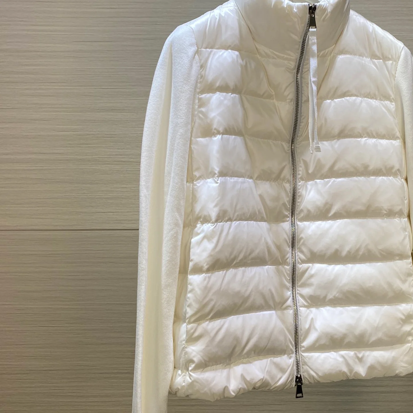 Original Ladies Fashion Classic Collar Design High Quality Wool Patchwork Luxury Down Jacket Famous Brand Thin Zip Puffer
Original Ladies Fashion Classic Collar Design High Quality Wool Patchwork Luxury Down Jacket Famous Brand Thin Zip Puffer