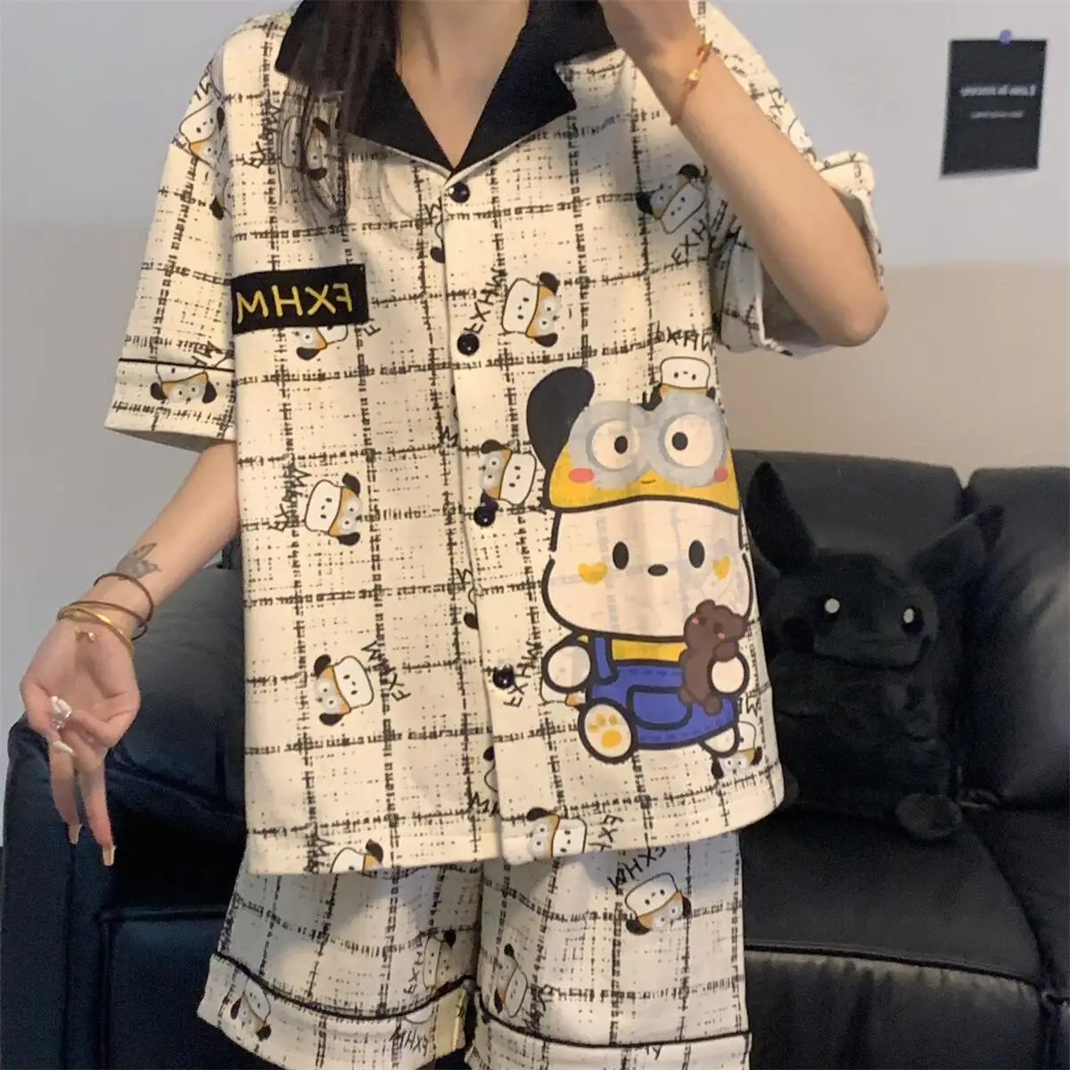 Kawaii Sanrios летние пижамы мультфильм почтовый принт тонкий лацканы Пижама наборы клетчатые Короткие рукава шорты для женщин для сна и отдыха
Kawaii Sanrios летние пижамы мультфильм почтовый принт тонкий лацканы Пижама наборы клетчатые Короткие рукава шорты для женщин для сна и отдыха
